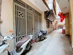 chỉ hơn 9 tỷ sở hữu nhà đẹp 40m2, 5 tầng, mt 4.1m, mặt ngõ thông thanh nhàn, bạch mai. ô tô đỗ cửa