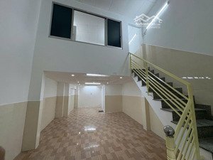 chính chủ bán nhà hẻm lớn 28/10 huỳnh văn bánh, p15, phú nhuận. hẻm lớn xe hơi ra vào