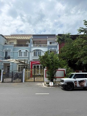 cho thuê biệt thự mỹ thái 3, phú mỹ hưng, đường số 23, đối diện trường quốc tế canada, công viên