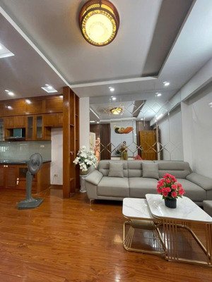 bán gấp lk ngô thì nhậm thông bàn cờ vỉa hè ô tô tránh hơn 10 tỷ, nội thất cơ bản. rẻ như chung cư