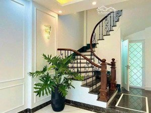 viêt hưng .40m .5tầng .13,5 triêu / tháng lh xem nhà (zl) . cho thuê nguyên căn .