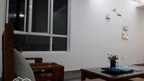 căn hộ 2pn đầy đủ nội thất, thiết kế gỗ đơn giản ấm áp, bồn tắm nằm ở tây nguyên plaza