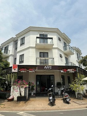 chủ gửi căn góc 2mặt tiền kinh doanh giá chỉ 13.5tỷ tl quý khách gọi em hải để xem nhà.