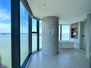 không thể không mua căn 2 phòng ngủ góc a02 tầng cao toà view biển a đã sẵn sổ lâu dài sát bãi tắm