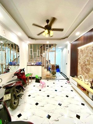 bán nhà đường láng đống đa, ngõ thông, gần phố, 40m ra ô tô, 40m2, 5 tầng, 10,3 tỷ