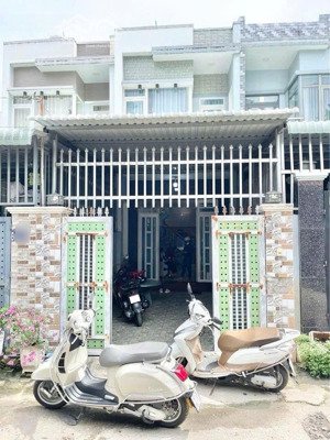 chính chủ cần bán nhà 1t1l dt 95m2 hoàn công đủ kế siêu thị go dĩ an bình dương