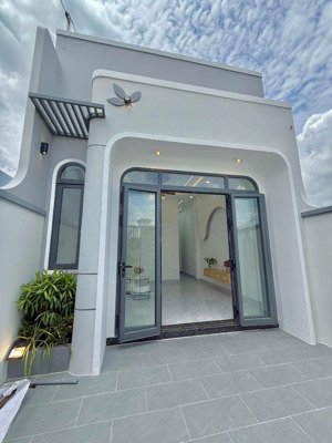 chủ đi định cư nước ngoài hạ giá 300 triệu bán căn nhà cấp 4 mới xây ngay cổng văn miếu