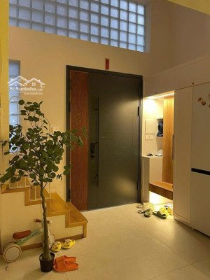 nhà đẹp full nt, ngõ thông, oto tránh, sát hồ điều hoà , thoáng sáng. dt 30m 5t mt 4.1m giá 7,5 tỷ