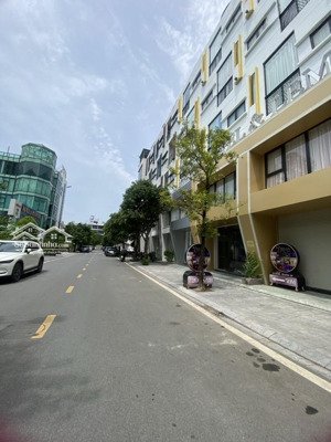 cực phẩm 5t thang máy + full nội thất 9.8 tỷ . ô tô 7 chỗ đỗ cửa, ngõ thông làng lụa vạn phúc