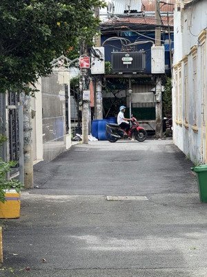 nhà sau lưng căn mặt tiền - xe hơi vô nhà - giá nhỉnh 100tr/m2