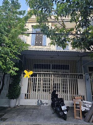 bán nhà 2 tang. kv thọ quang sơn tra dt 68m2...ngang 4,5m đường 5m5..........
4 phòng...