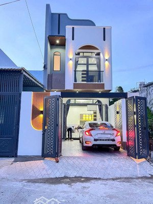 nhà đẹp ô tô đậu trong nhà thoải mái 3 phòng ngủ 3 wc giá chỉ 2,950 tỷ