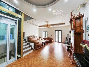 phố víp- thang máy- gara ô tô- nội thất đẳng cấp- ngay trung tâm hành chính quận.