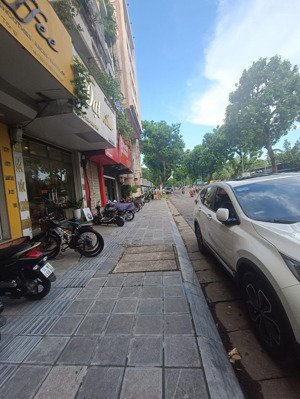 cần bán nhà mặt phố trần nhân tông, 193m2 x 2t, mặt tiền 7m, vỉa hè rộng, nở hậu, 140 tỷ