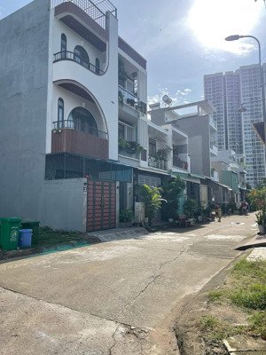 đất 81m2 full thổ cư, hẻm 10m thông, ngay vinhomes q9, giá 3.4 tỳ, xây tự do, ngang 6.5m!