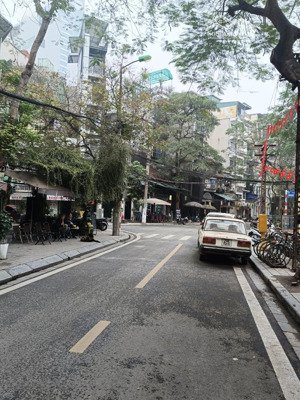 mặt phố ba đình 2 làn oto sầm uất ngày đêm