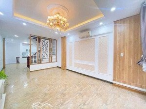 nhỉnh 9 tỷ bán nhà dịch vọng hậu-lô góc 2 thoáng sáng-ô chờ thang máy-gần bãi ô tô-dân xây 42m