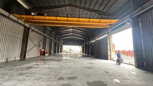 kho xưởng 900m2 trần cao cẩu trục cont 24/7