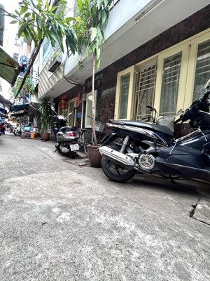 bán nhà ngang lớn 8m, nở hậu tài lộc, nhà đẹp, trước nhà 4m, giữa vĩnh khánh và hoàng diệu 2''qua q1