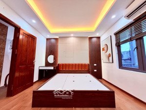 gần vincom phạm ngọc thạch 5 tầng thang máy 9,8 tỷ ô tô sát cửa tiện ích dân trí