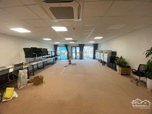 cho thuê văn phòng tại đường hoàng quốc việt - diện tích 120m2 - liên hệ ms phương 