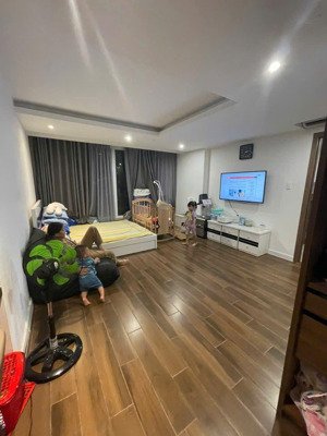 bán gấp căn penthouse sân vườn duy nhất giá siêu rẻ chỉ: 4.6 tỷ, sẵn sổ hồng công chứng nhanh