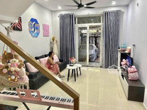 nhà mặt tiền giá hẻm, 2 tầng 4 phòng ngủ, dt đất 111m2 ngang 4.6m vuông vức, đường số 8, tđ