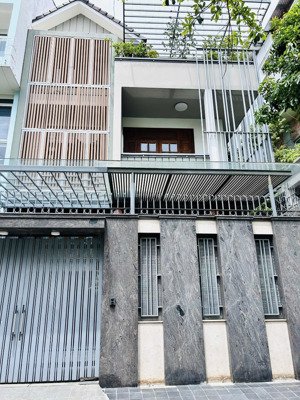 nhà đường huỳnh văn bánh diện tích: 8x18m trệt 2 lầu cho thuê