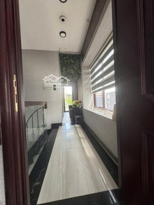 nguyên tầng nội thất cao cấp mặt tiền đường huỳnh văn bánh - phú nhuận