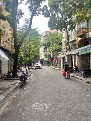 bán gấp nhà vỉa hè kinh doanh oto tránh vị trí kinh doanh sầm uất. diện tích 83m 22 tỷ.