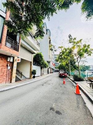 hơn 20 tỷ nhà mặt phố gần hồ tây kinh doanh sầm uốt, 60m2 5 tầng thoáng trước sau, giá: 21.29 tỷ