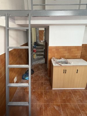 cho thuê phòng trọ có gác cửa sổ lớn vừa khai trương ở đ. cmt8 cách đh bách khoa,huflit 1km ngay ga