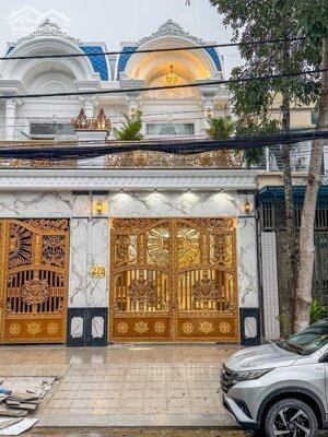 Nhà lầu rộng có gara đậu ô tô - Đường Xuân Thủy khu dân cư Hồng Phát