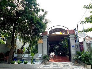 hiếm chủ cần bán căn nhà sân vườn mái thái, mặt tiền sông, không khí trong lanh mát mẻ giá tốt