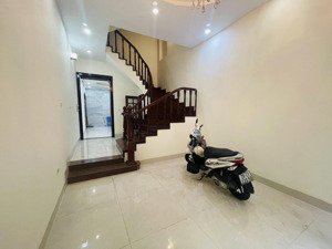 nhà hoàng cầu thái hà - oto tránh 2 mặt - thuận tiện kinh doanh sẵn ô chờ thang máy - dân trí cao