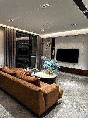 chuyển nhượng căn 4pn royal city 200m2