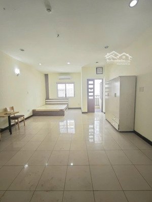 cho thuê căn hộ ban công siêu rộng - full nội thất, máy giặt riêng