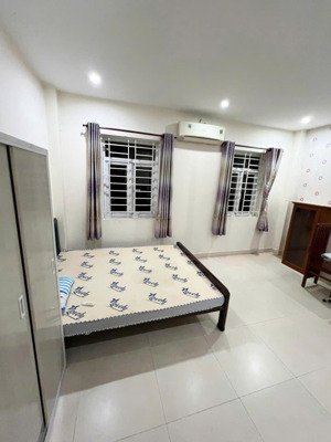 phòng phạm hùng nối dài gần đh kinh tế, văn hiến. đầy đủ nội thất. giá: 5,2tr/tháng. giờ giấc tự do