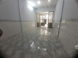 nhà nguyên căn đối diện lotte mart nguyễn văn lượng,gv.hẻm xe hơi. 8tr. điện nước chính chủ.