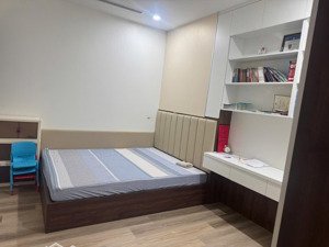 bán nhanh căn 2 ngủ diện tích 82m2 ban công thoáng mát tầng trung giá 8 tỷ.lh 