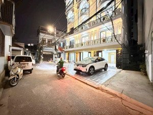 bán nhà tư đình,40m,thang máy,gara ô tô,kinh doanh đa dạng,trước nhà sân rộng 50m,lh 