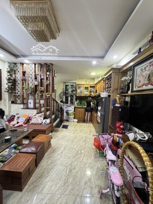 định công thì rất nhiều nhà mà nhà này đẹp nhất quận hoàng mai.ngõ thông,gần trường,gần chợ