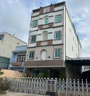 bán biệt thự 1 trệt 3 lầu ngay vincom lê văn việt - quận 9. dt: 10 x 24 = 240m2 - giá chỉ 22.7 tỷ.