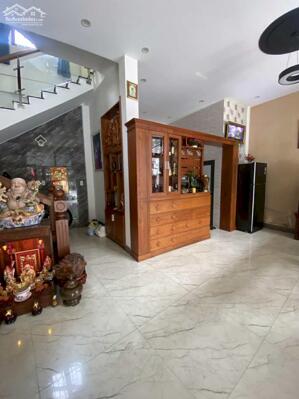 Căn nhà toạ lạc ngay khu vực trung tâm, rất sầm uất, buôn bán được tất cả mọi ngành nghề.