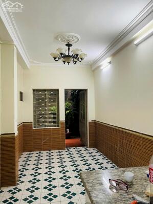 Cho thuê căn hộ tập thể tầng 1 đường Hoàng Ngọc Phách, 80m2, 2 phòng ngủ, 10 triệu/th