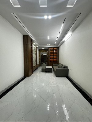 bán nhà xuân thuỷ, cách ô tô 20m. ngõ thông, gần sát phố . nhà mới 6 tầng thang máy, nội thất xịn.