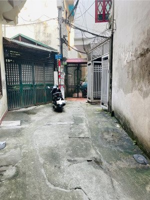 chủ cần bán gấp hạ chào 500 tr - nhà tân mai - cách vài chục mét ra phố - ô tô đỗ cửa - sổ nở hậu