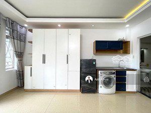 mới 100%. phòng 45m2 đường nguyên hồng, bt. ban công (full nội thất) giờ giấc tự do. 6,8tr/th