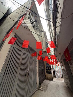 nhà cách vài bước chân ra đường cầu giấy,giao thông quá thuận lợi, gần nhiều trường đại học lớn,