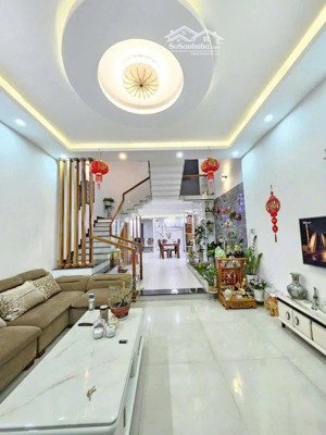 nhà đẹp 3 tầng nguyễn xuân khoát diện tích : 100m2....ngang 5m..
cách biển 2.phút giá